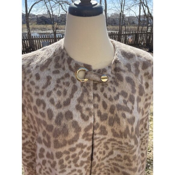 Leopard Print Wool-Blend Cape With Hot Pink Lining & Gold-Tone Clasp Closure - Picture 3 of 14